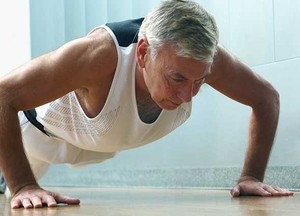 Image of an old man doing push-ups.